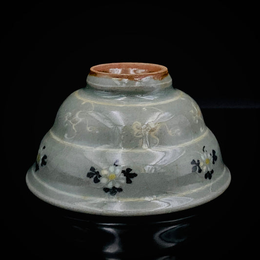 帝室技芸員 眞葛窯 初代 宮川香山 遺作 雲鶴青磁酒盃 小花文 眞葛窯印 二代 宮川香山 識箱 和のショットグラス #467