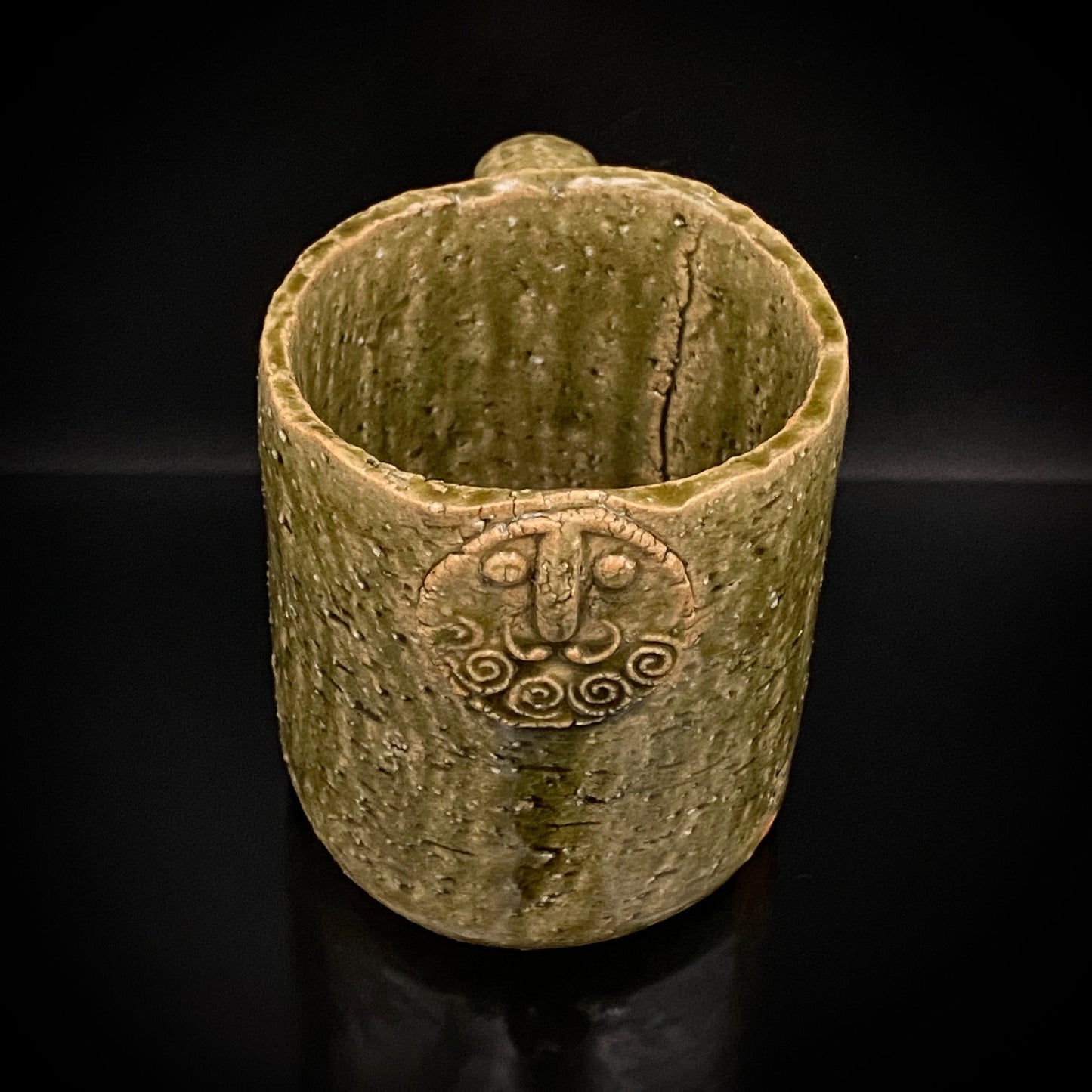 プラハ・ヴァロリス国際展金賞受賞作家、走泥社 創設者 鈴木 治 作 「原始美術への回帰」 黒絵ジョッキ、淀画廊陶歴付き 麦酒吞 ビアマグ ロックグラス #334