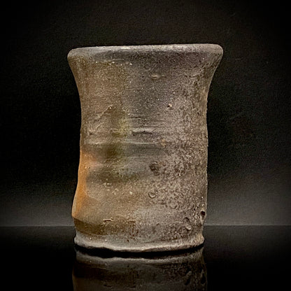人間国宝藤原啓系譜 備前焼作家 水谷陶酔 作 無釉焼締緋襷変形ぐい呑 #348