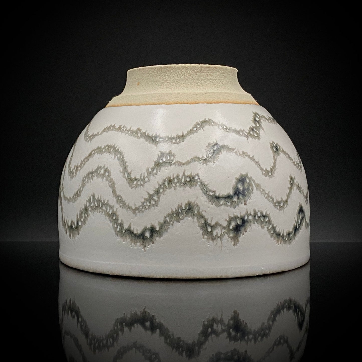 师从人间国宝清水卯一（Shimizu Uichi、父）、荣获松下奖 蓬莱窑 清水 保孝（Shimizu Yasutaka）作 白釉收缩窑变波纹茶碗 和风威士忌杯 #378