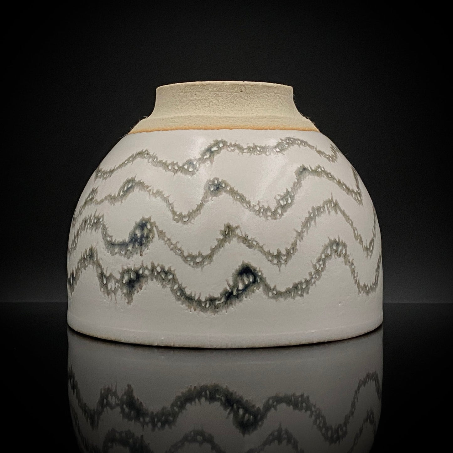 师从人间国宝清水卯一（Shimizu Uichi、父）、荣获松下奖 蓬莱窑 清水 保孝（Shimizu Yasutaka）作 白釉收缩窑变波纹茶碗 和风威士忌杯 #378