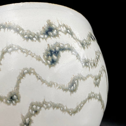 师从人间国宝清水卯一（Shimizu Uichi、父）、荣获松下奖 蓬莱窑 清水 保孝（Shimizu Yasutaka）作 白釉收缩窑变波纹茶碗 和风威士忌杯 #378