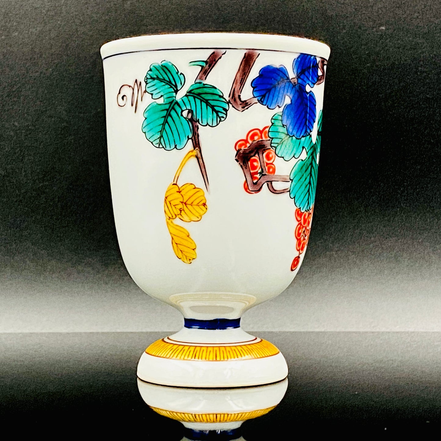 上出長右衛門窯（KAMIDE CHOEMON、四代 上出兼太郎）作、九谷焼 葡萄紋 馬上杯 #154