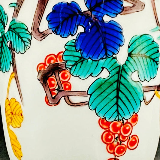 上出長右衛門窯（KAMIDE CHOEMON、四代 上出兼太郎）作、九谷焼 葡萄紋 馬上杯 #154