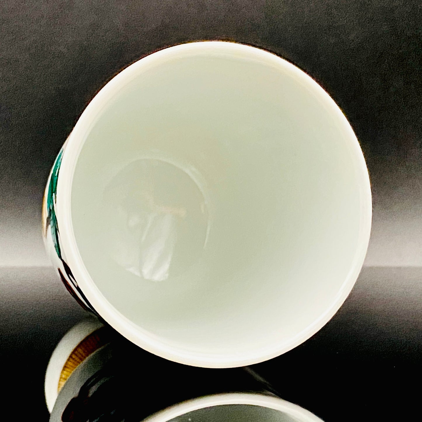 上出長右衛門窯（KAMIDE CHOEMON、四代 上出兼太郎）作、九谷焼 葡萄紋 馬上杯 #154