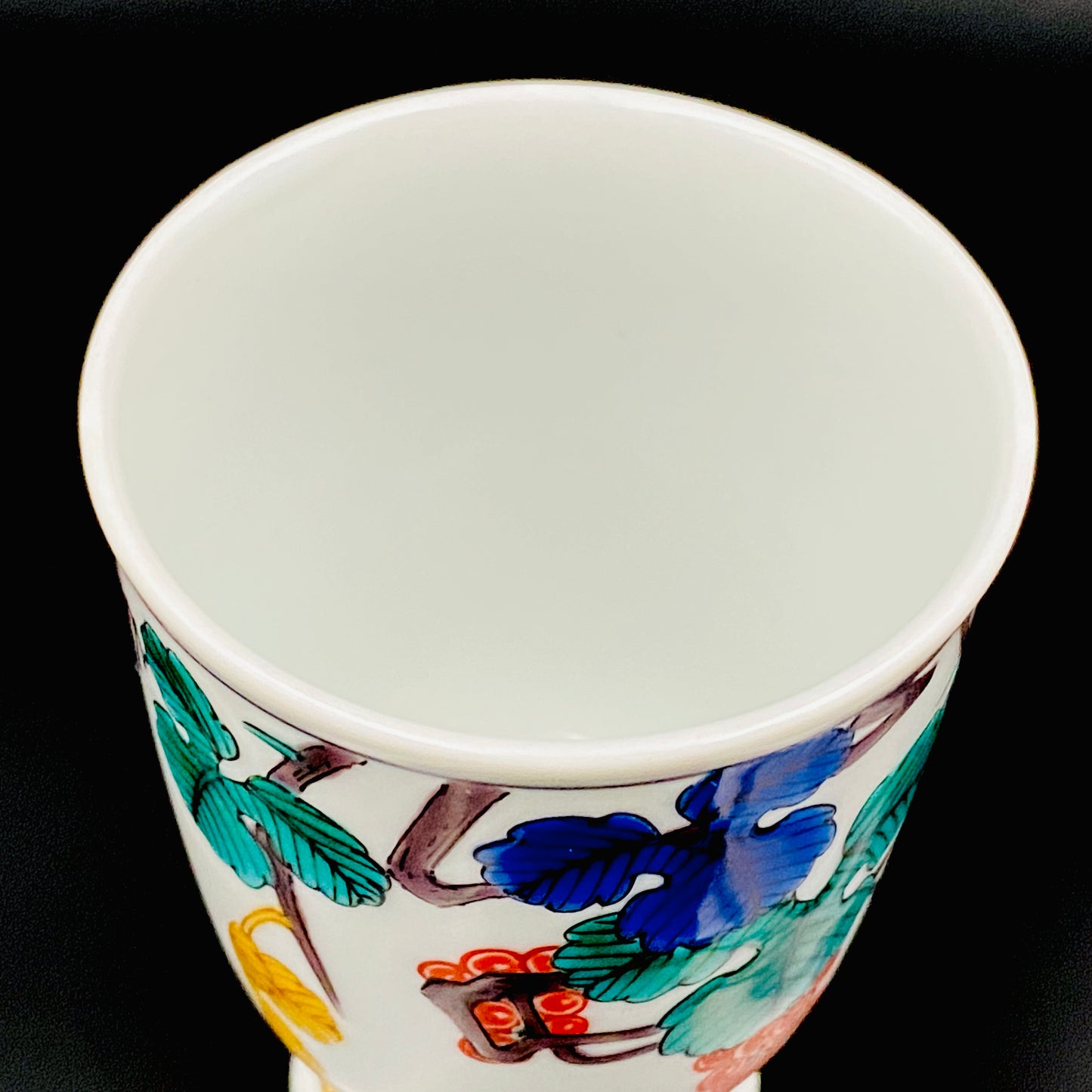 上出長右衛門窯（KAMIDE CHOEMON、四代 上出兼太郎）作、九谷焼 葡萄紋 馬上杯 #154