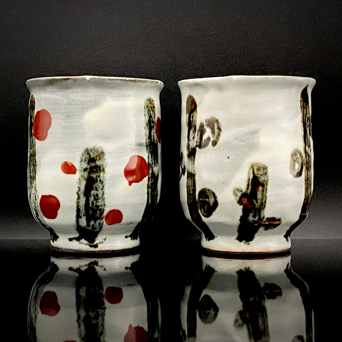 Kenji Kato, Recipient of the Gifu Prefecture Arts and Culture Honor and the Turkish Government’s Osman Hamdi Art Award, Shinsho Kiln, Pair of Yunomi Cups with Iron Glaze and Red Enamel Decoration (Tetsuyu Akasai Kumi-Yunomi) #468