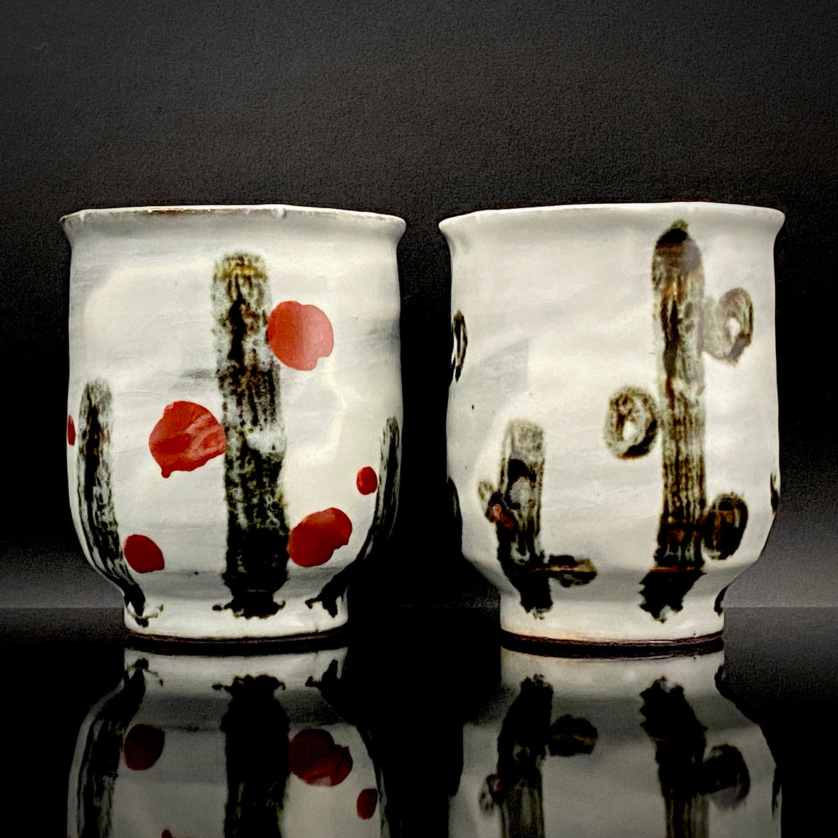 Kenji Kato, Recipient of the Gifu Prefecture Arts and Culture Honor and the Turkish Government’s Osman Hamdi Art Award, Shinsho Kiln, Pair of Yunomi Cups with Iron Glaze and Red Enamel Decoration (Tetsuyu Akasai Kumi-Yunomi) #468
