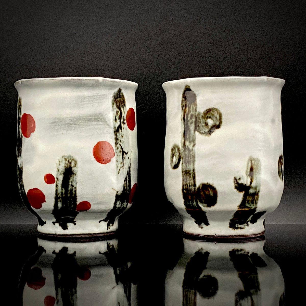 Kenji Kato, Recipient of the Gifu Prefecture Arts and Culture Honor and the Turkish Government’s Osman Hamdi Art Award, Shinsho Kiln, Pair of Yunomi Cups with Iron Glaze and Red Enamel Decoration (Tetsuyu Akasai Kumi-Yunomi) #468