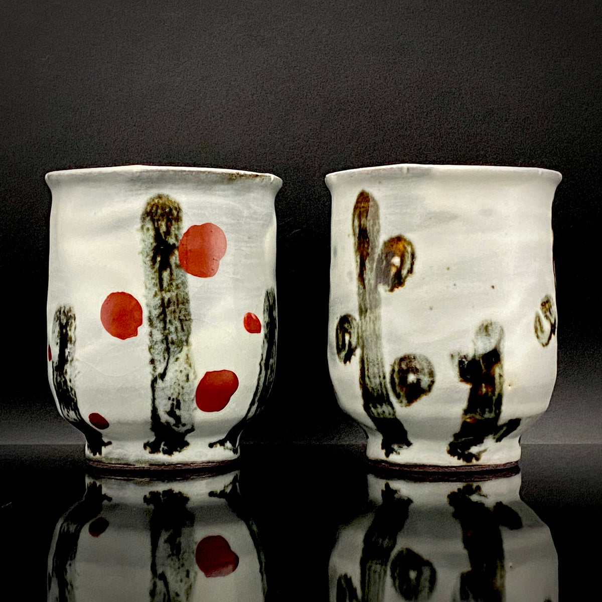 Kenji Kato, Recipient of the Gifu Prefecture Arts and Culture Honor and the Turkish Government’s Osman Hamdi Art Award, Shinsho Kiln, Pair of Yunomi Cups with Iron Glaze and Red Enamel Decoration (Tetsuyu Akasai Kumi-Yunomi) #468