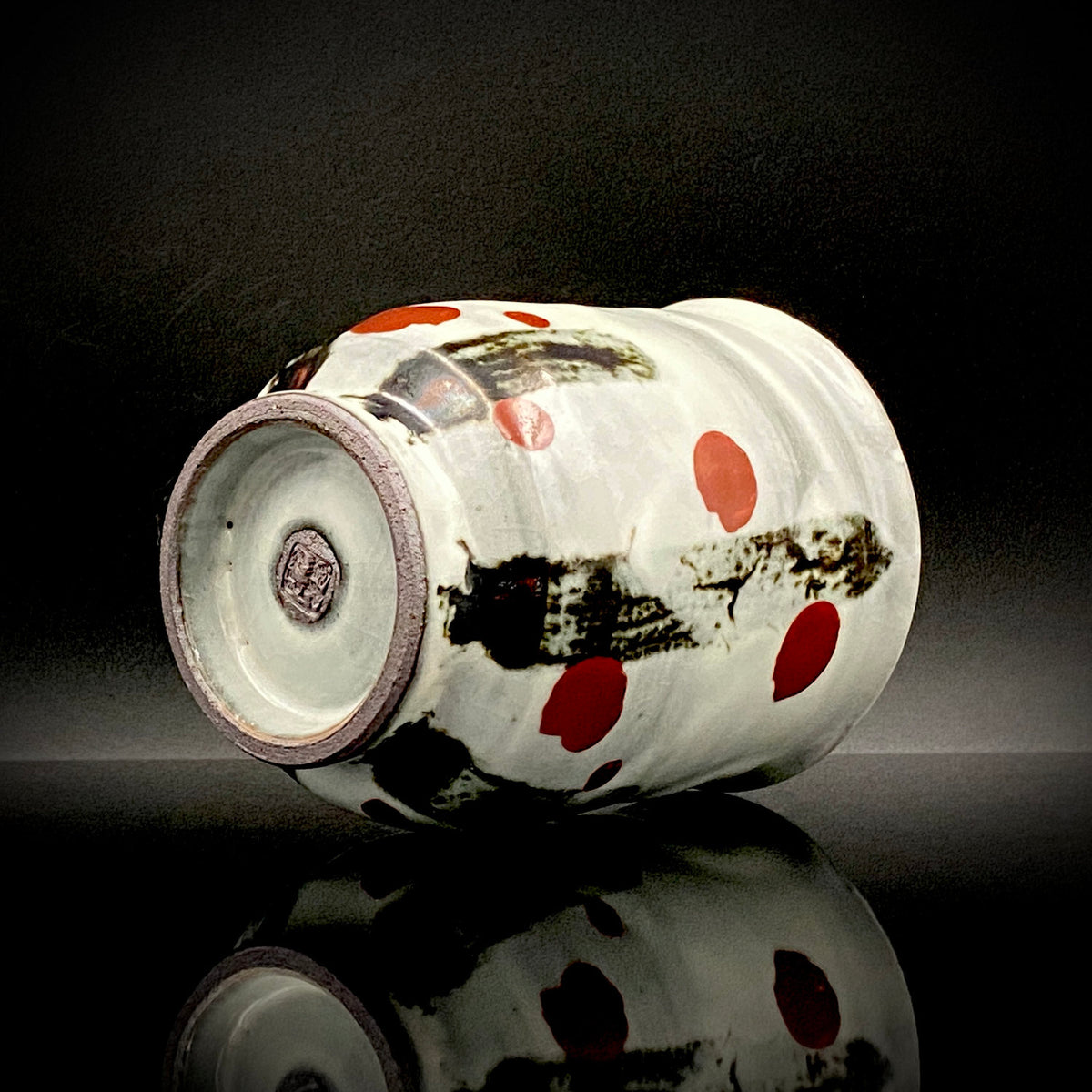 Kenji Kato, Recipient of the Gifu Prefecture Arts and Culture Honor and the Turkish Government’s Osman Hamdi Art Award, Shinsho Kiln, Pair of Yunomi Cups with Iron Glaze and Red Enamel Decoration (Tetsuyu Akasai Kumi-Yunomi) #468