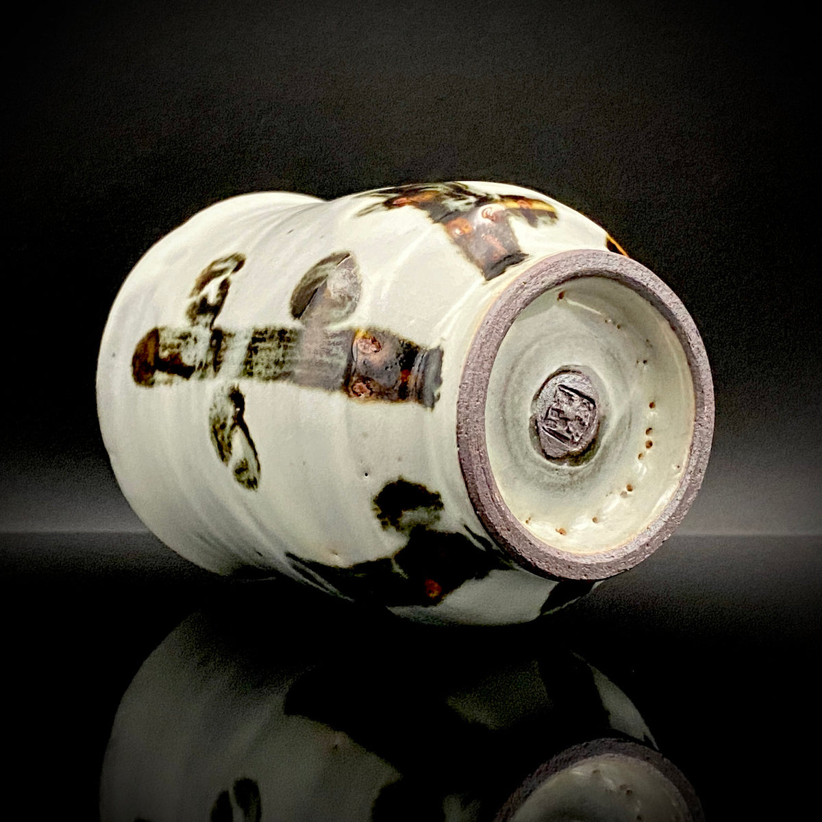 Kenji Kato, Recipient of the Gifu Prefecture Arts and Culture Honor and the Turkish Government’s Osman Hamdi Art Award, Shinsho Kiln, Pair of Yunomi Cups with Iron Glaze and Red Enamel Decoration (Tetsuyu Akasai Kumi-Yunomi) #468
