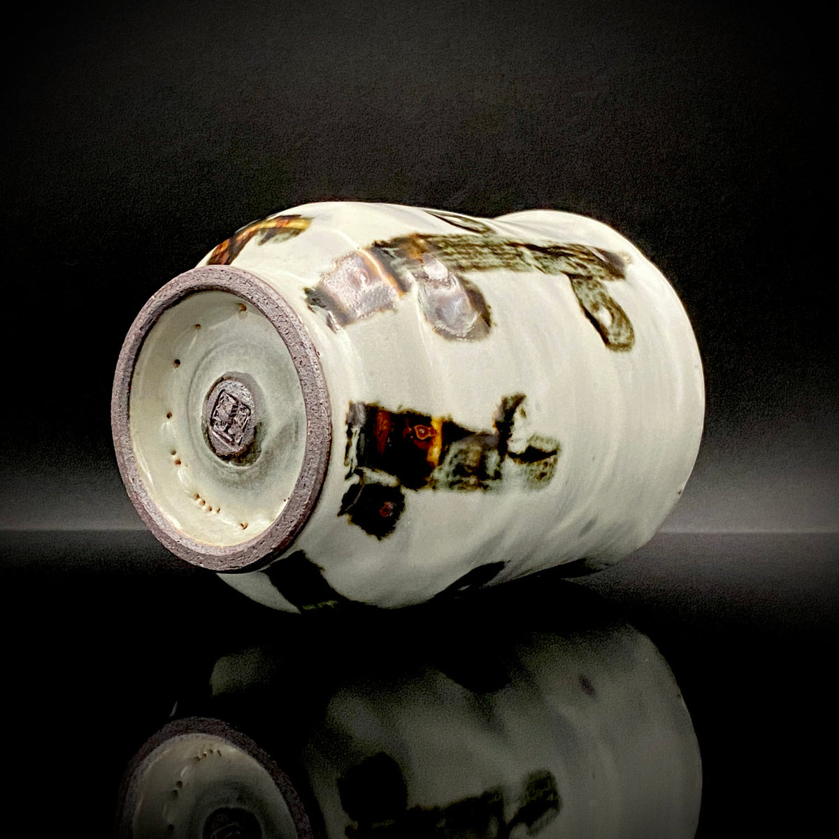 Kenji Kato, Recipient of the Gifu Prefecture Arts and Culture Honor and the Turkish Government’s Osman Hamdi Art Award, Shinsho Kiln, Pair of Yunomi Cups with Iron Glaze and Red Enamel Decoration (Tetsuyu Akasai Kumi-Yunomi) #468