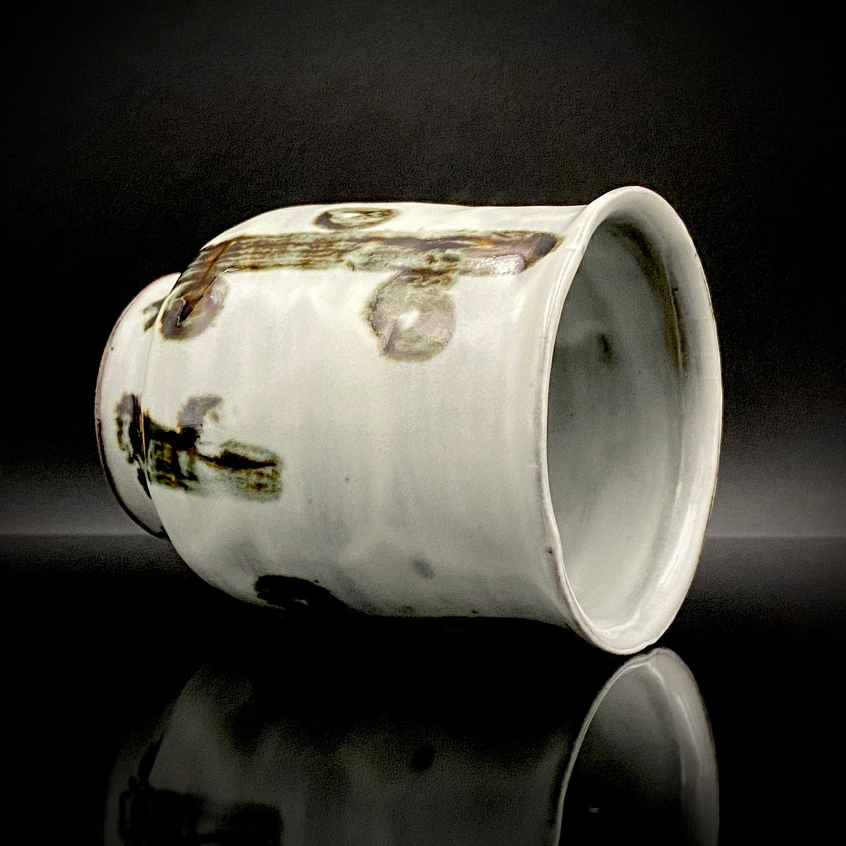 Kenji Kato, Recipient of the Gifu Prefecture Arts and Culture Honor and the Turkish Government’s Osman Hamdi Art Award, Shinsho Kiln, Pair of Yunomi Cups with Iron Glaze and Red Enamel Decoration (Tetsuyu Akasai Kumi-Yunomi) #468