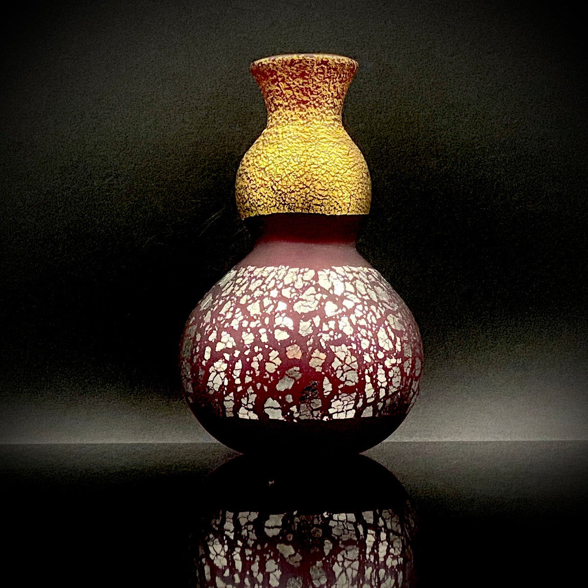 Aomori Prefecture Art and Culture Award Recipient, Tsugaru Vidro, Hokuyo Glass, Kaoru Okawa: Gourd-Shaped Frosted Crimson Glass Tokkuri (Sake Flask) with Gold and Silver Foil #478
