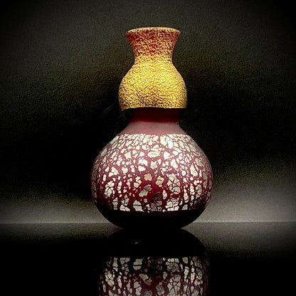 Aomori Prefecture Art and Culture Award Recipient, Tsugaru Vidro, Hokuyo Glass, Kaoru Okawa: Gourd-Shaped Frosted Crimson Glass Tokkuri (Sake Flask) with Gold and Silver Foil #478