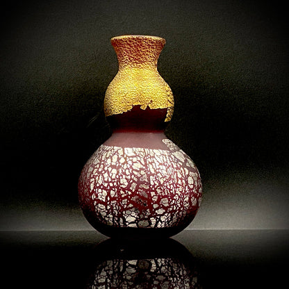 Aomori Prefecture Art and Culture Award Recipient, Tsugaru Vidro, Hokuyo Glass, Kaoru Okawa: Gourd-Shaped Frosted Crimson Glass Tokkuri (Sake Flask) with Gold and Silver Foil #478