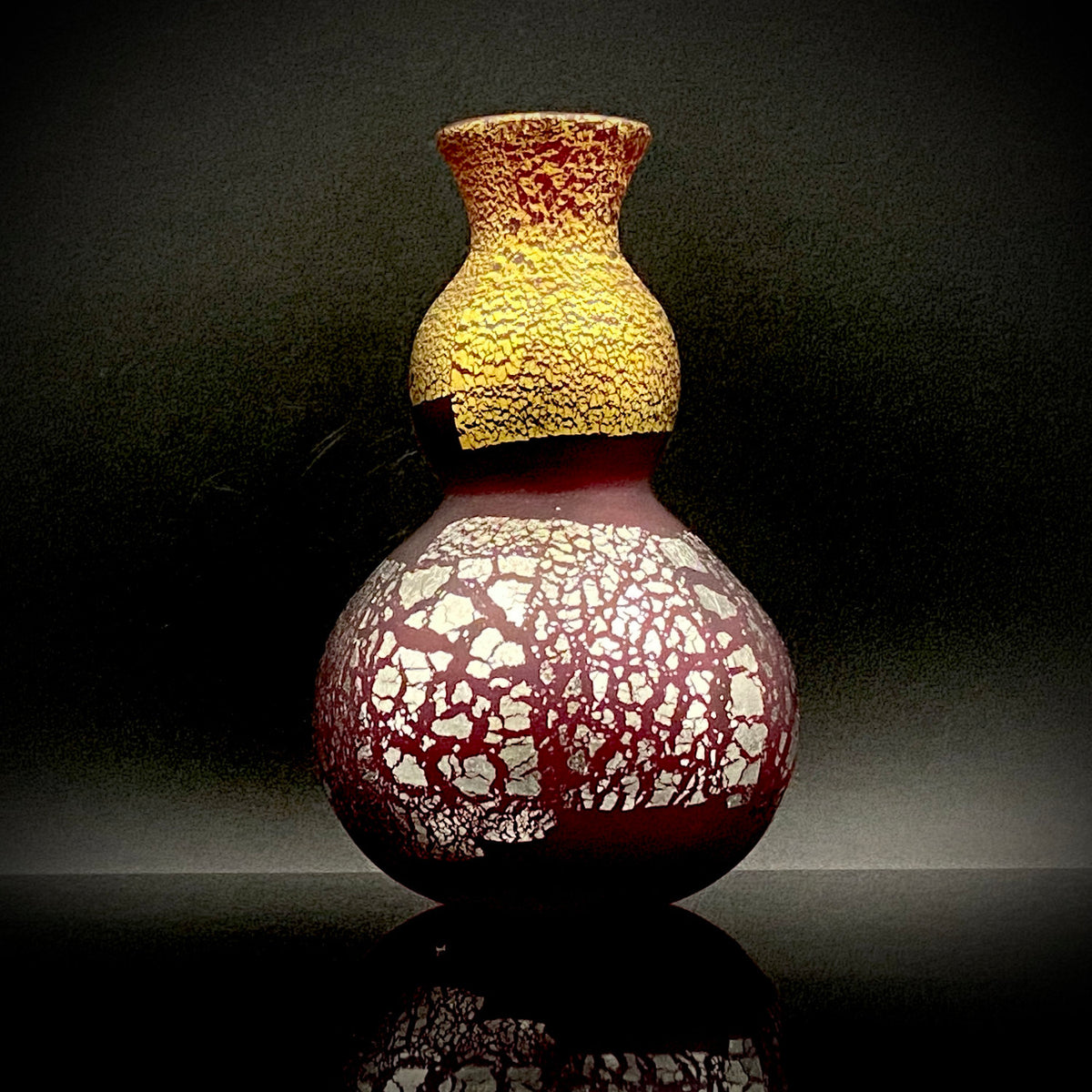 Aomori Prefecture Art and Culture Award Recipient, Tsugaru Vidro, Hokuyo Glass, Kaoru Okawa: Gourd-Shaped Frosted Crimson Glass Tokkuri (Sake Flask) with Gold and Silver Foil #478
