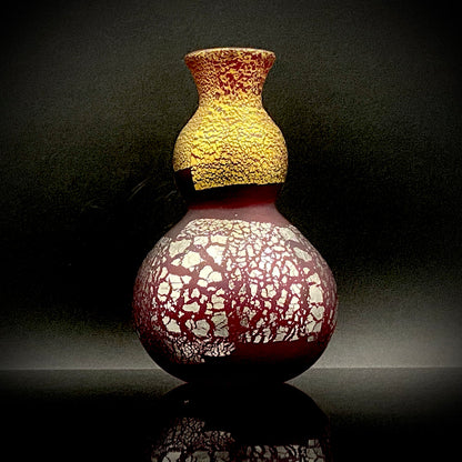 Aomori Prefecture Art and Culture Award Recipient, Tsugaru Vidro, Hokuyo Glass, Kaoru Okawa: Gourd-Shaped Frosted Crimson Glass Tokkuri (Sake Flask) with Gold and Silver Foil #478