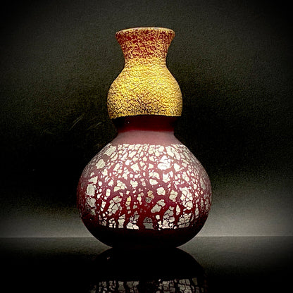 Aomori Prefecture Art and Culture Award Recipient, Tsugaru Vidro, Hokuyo Glass, Kaoru Okawa: Gourd-Shaped Frosted Crimson Glass Tokkuri (Sake Flask) with Gold and Silver Foil #478