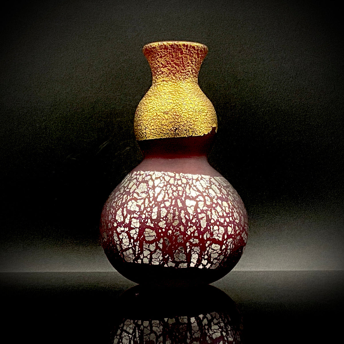 Aomori Prefecture Art and Culture Award Recipient, Tsugaru Vidro, Hokuyo Glass, Kaoru Okawa: Gourd-Shaped Frosted Crimson Glass Tokkuri (Sake Flask) with Gold and Silver Foil #478