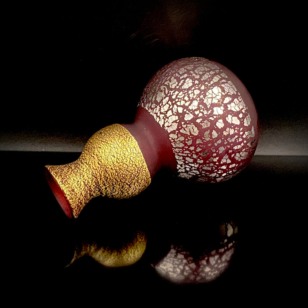 Aomori Prefecture Art and Culture Award Recipient, Tsugaru Vidro, Hokuyo Glass, Kaoru Okawa: Gourd-Shaped Frosted Crimson Glass Tokkuri (Sake Flask) with Gold and Silver Foil #478