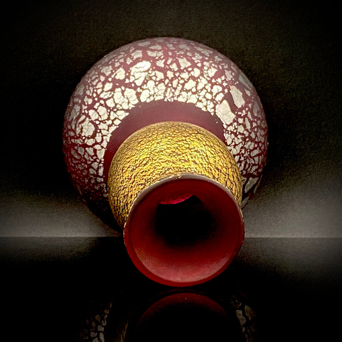 Aomori Prefecture Art and Culture Award Recipient, Tsugaru Vidro, Hokuyo Glass, Kaoru Okawa: Gourd-Shaped Frosted Crimson Glass Tokkuri (Sake Flask) with Gold and Silver Foil #478