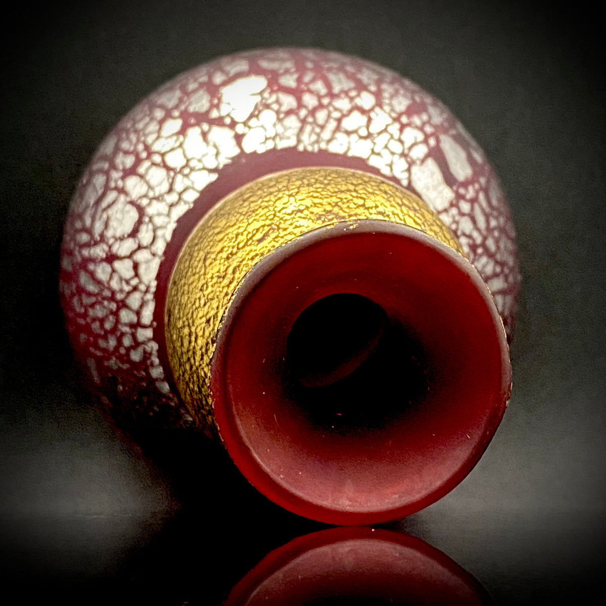 Aomori Prefecture Art and Culture Award Recipient, Tsugaru Vidro, Hokuyo Glass, Kaoru Okawa: Gourd-Shaped Frosted Crimson Glass Tokkuri (Sake Flask) with Gold and Silver Foil #478
