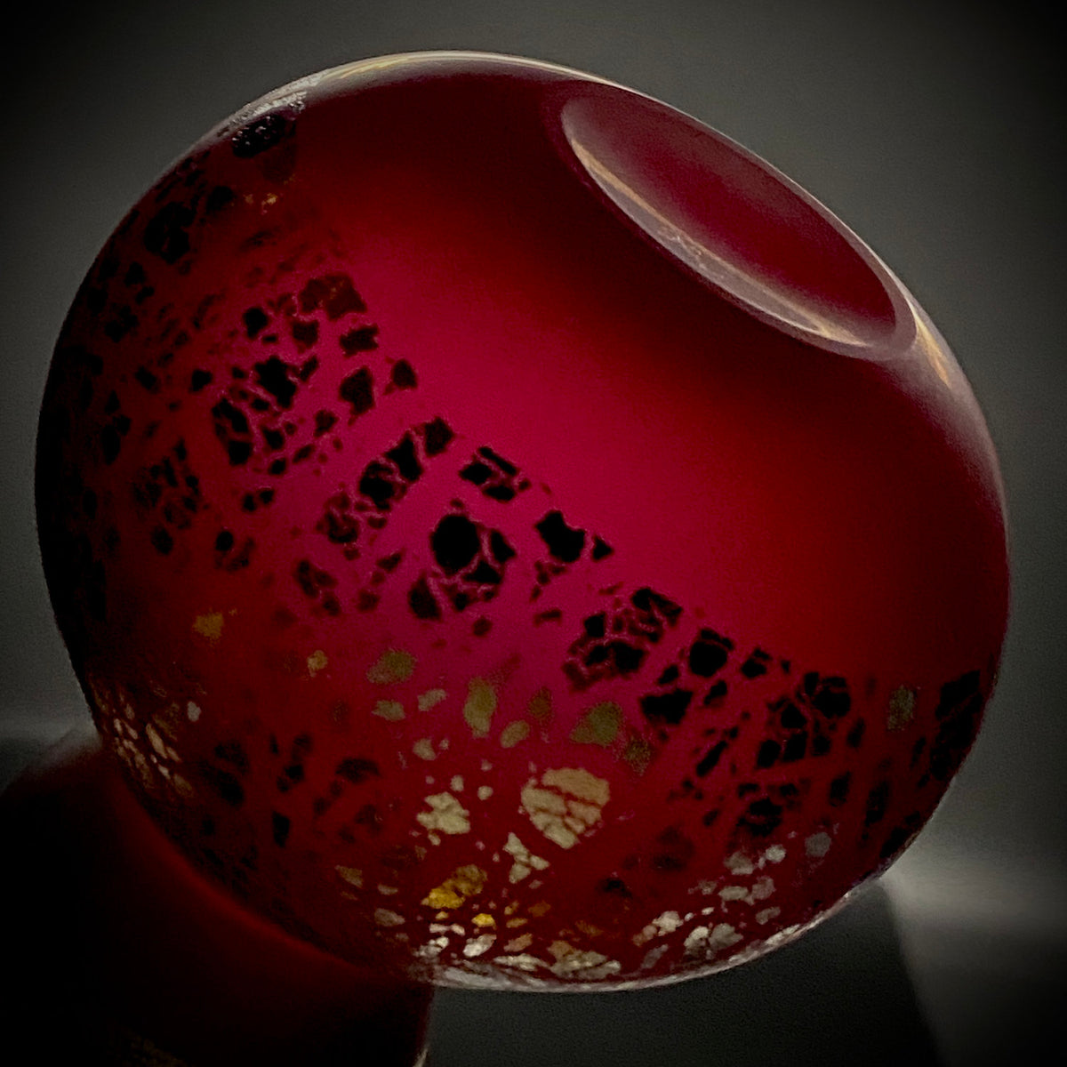 Aomori Prefecture Art and Culture Award Recipient, Tsugaru Vidro, Hokuyo Glass, Kaoru Okawa: Gourd-Shaped Frosted Crimson Glass Tokkuri (Sake Flask) with Gold and Silver Foil #478