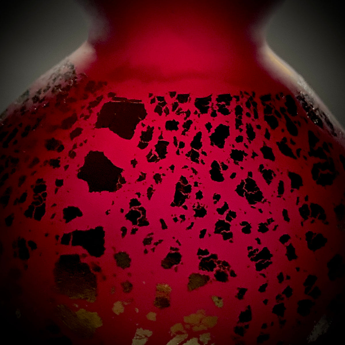 Aomori Prefecture Art and Culture Award Recipient, Tsugaru Vidro, Hokuyo Glass, Kaoru Okawa: Gourd-Shaped Frosted Crimson Glass Tokkuri (Sake Flask) with Gold and Silver Foil #478