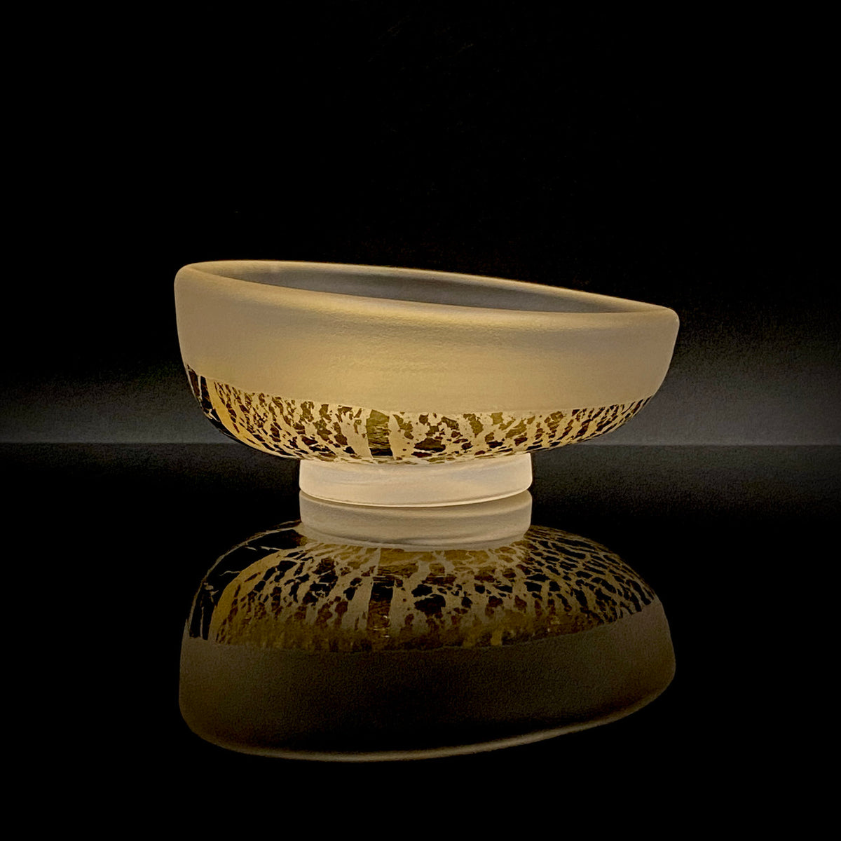 国立工芸館・横浜美術館収蔵作家 藤田 潤 作 手吹 金色箔 艶消し硝子 盃 国際ガラス展・金沢金賞 日本ガラス工芸協会元理事長 #483