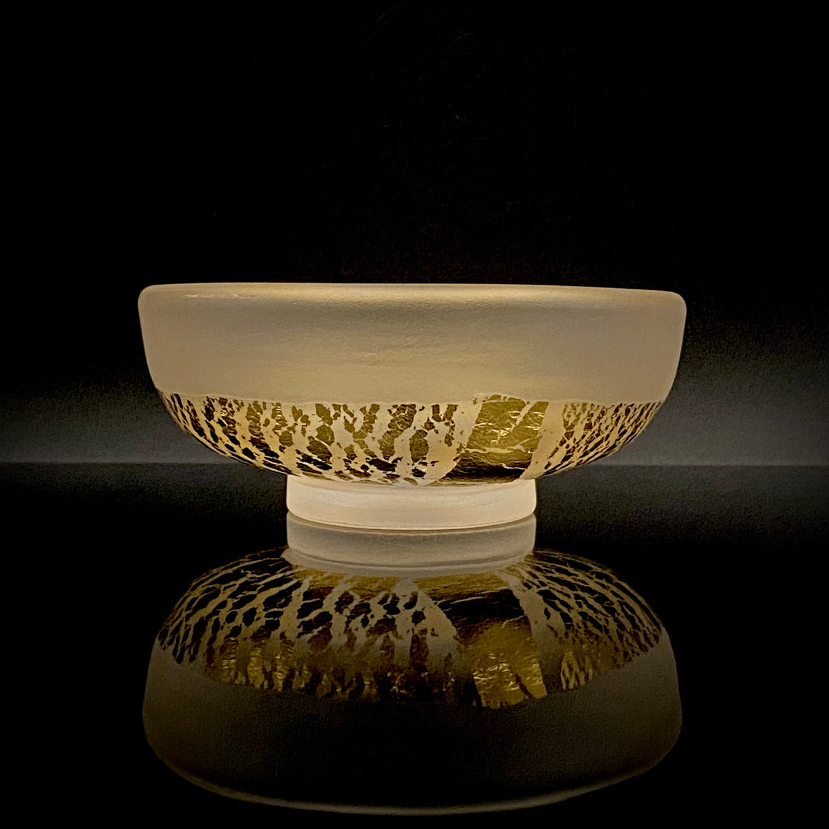 国立工芸館・横浜美術館収蔵作家 藤田 潤 作 手吹 金色箔 艶消し硝子 盃 国際ガラス展・金沢金賞 日本ガラス工芸協会元理事長 #483