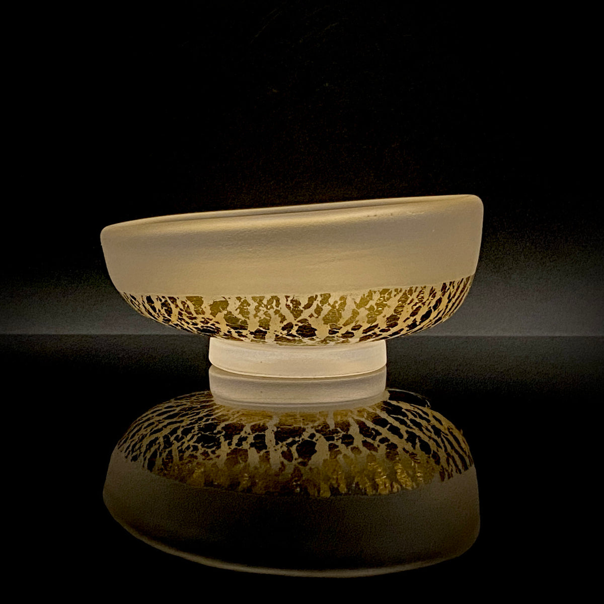 国立工芸館・横浜美術館収蔵作家 藤田 潤 作 手吹 金色箔 艶消し硝子 盃 国際ガラス展・金沢金賞 日本ガラス工芸協会元理事長 #483