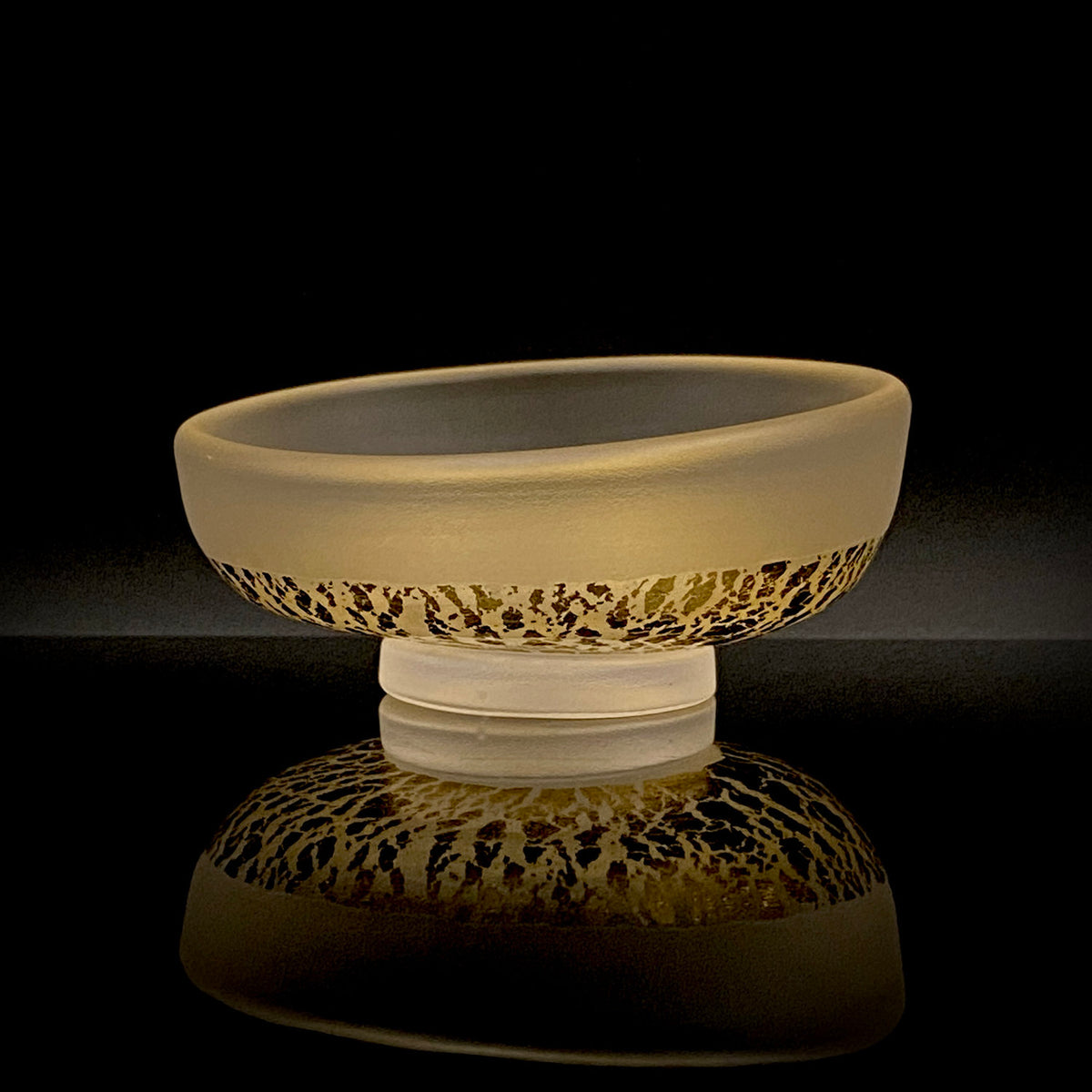 国立工芸館・横浜美術館収蔵作家 藤田 潤 作 手吹 金色箔 艶消し硝子 盃 国際ガラス展・金沢金賞 日本ガラス工芸協会元理事長 #483