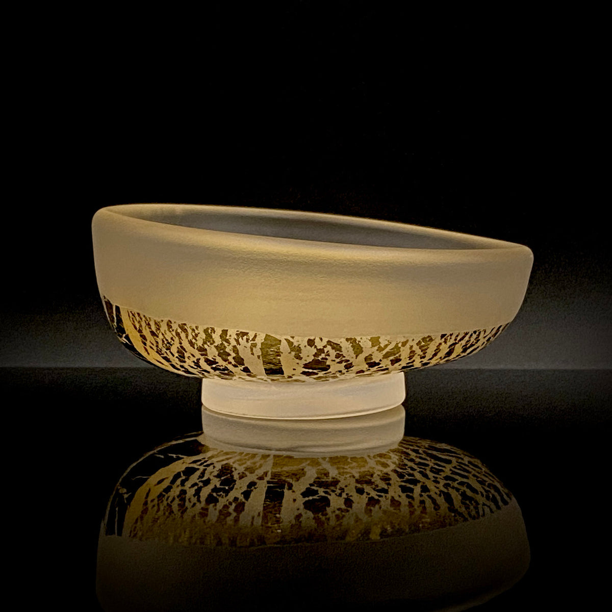 国立工芸館・横浜美術館収蔵作家 藤田 潤 作 手吹 金色箔 艶消し硝子 盃 国際ガラス展・金沢金賞 日本ガラス工芸協会元理事長 #483