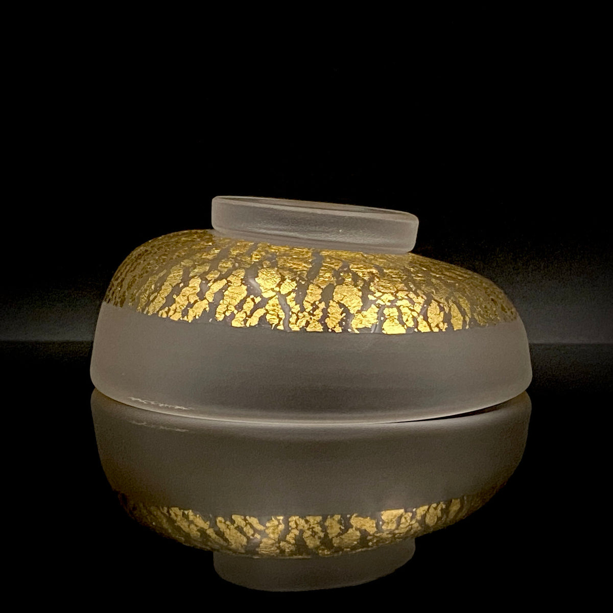 国立工芸館・横浜美術館収蔵作家 藤田 潤 作 手吹 金色箔 艶消し硝子 盃 国際ガラス展・金沢金賞 日本ガラス工芸協会元理事長 #483