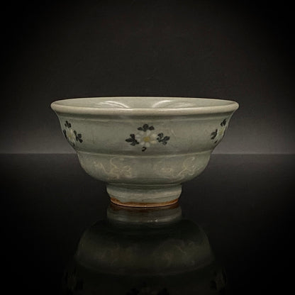 帝室技芸員 眞葛窯 初代 宮川香山 遺作 雲鶴青磁酒盃 小花文 眞葛窯印 二代 宮川香山 識箱 和のショットグラス #467