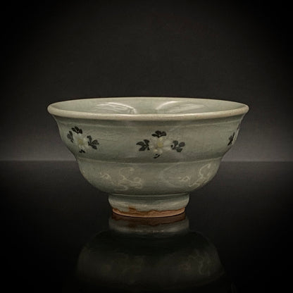 帝室技芸員 眞葛窯 初代 宮川香山 遺作 雲鶴青磁酒盃 小花文 眞葛窯印 二代 宮川香山 識箱 和のショットグラス #467