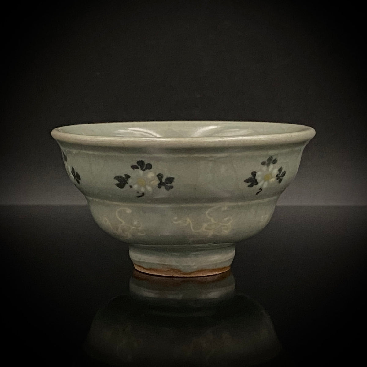 帝室技芸員 眞葛窯 初代 宮川香山 遺作 雲鶴青磁酒盃 小花文 眞葛窯印 二代 宮川香山 識箱 和のショットグラス #467