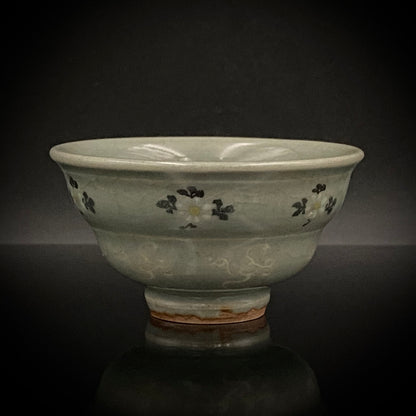 帝室技芸員 眞葛窯 初代 宮川香山 遺作 雲鶴青磁酒盃 小花文 眞葛窯印 二代 宮川香山 識箱 和のショットグラス #467