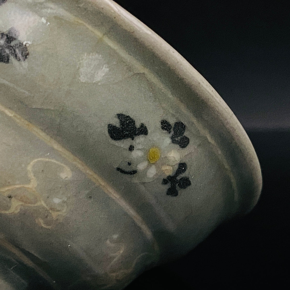 帝室技芸員 眞葛窯 初代 宮川香山 遺作 雲鶴青磁酒盃 小花文 眞葛窯印 二代 宮川香山 識箱 和のショットグラス #467
