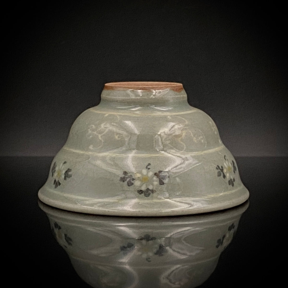帝室技芸員 眞葛窯 初代 宮川香山 遺作 雲鶴青磁酒盃 小花文 眞葛窯印 二代 宮川香山 識箱 和のショットグラス #467