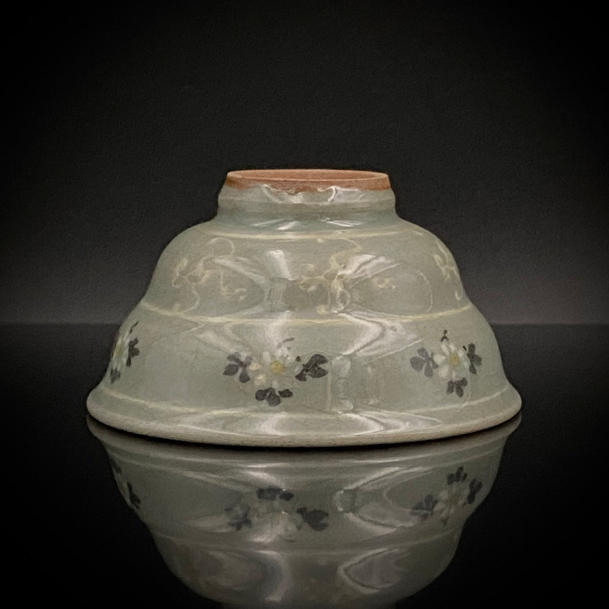 帝室技芸員 眞葛窯 初代 宮川香山 遺作 雲鶴青磁酒盃 小花文 眞葛窯印 二代 宮川香山 識箱 和のショットグラス #467