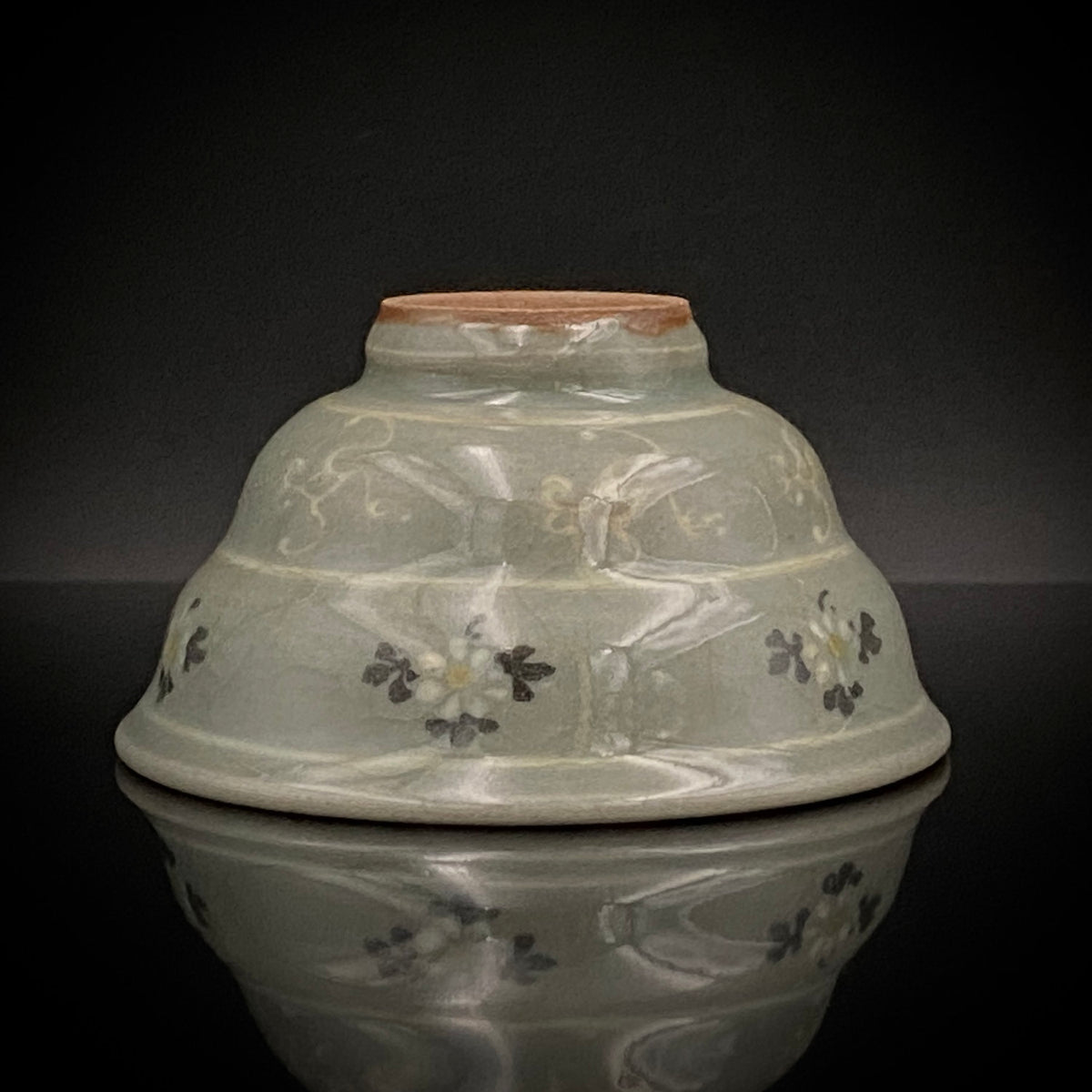 帝室技芸員 眞葛窯 初代 宮川香山 遺作 雲鶴青磁酒盃 小花文 眞葛窯印 二代 宮川香山 識箱 和のショットグラス #467