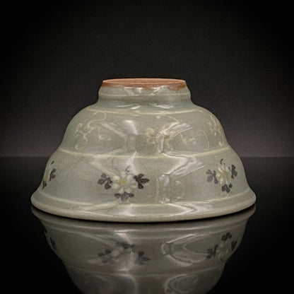 帝室技芸員 眞葛窯 初代 宮川香山 遺作 雲鶴青磁酒盃 小花文 眞葛窯印 二代 宮川香山 識箱 和のショットグラス #467