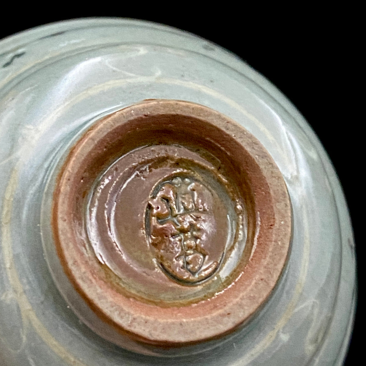 帝室技芸員 眞葛窯 初代 宮川香山 遺作 雲鶴青磁酒盃 小花文 眞葛窯印 二代 宮川香山 識箱 和のショットグラス #467