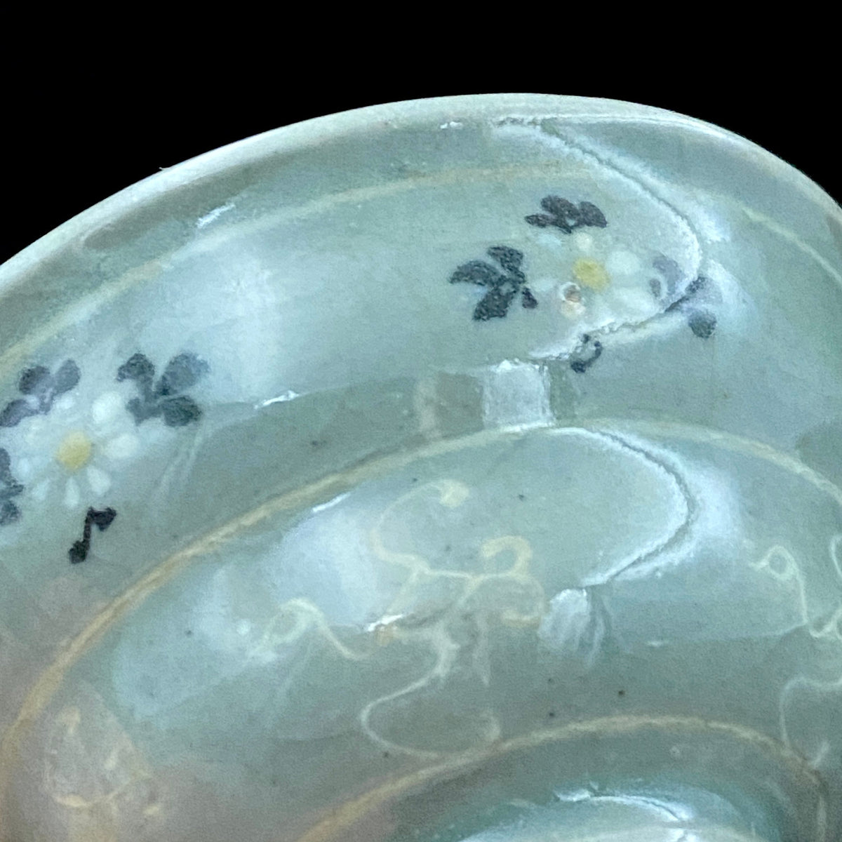 帝室技芸員 眞葛窯 初代 宮川香山 遺作 雲鶴青磁酒盃 小花文 眞葛窯印 二代 宮川香山 識箱 和のショットグラス #467