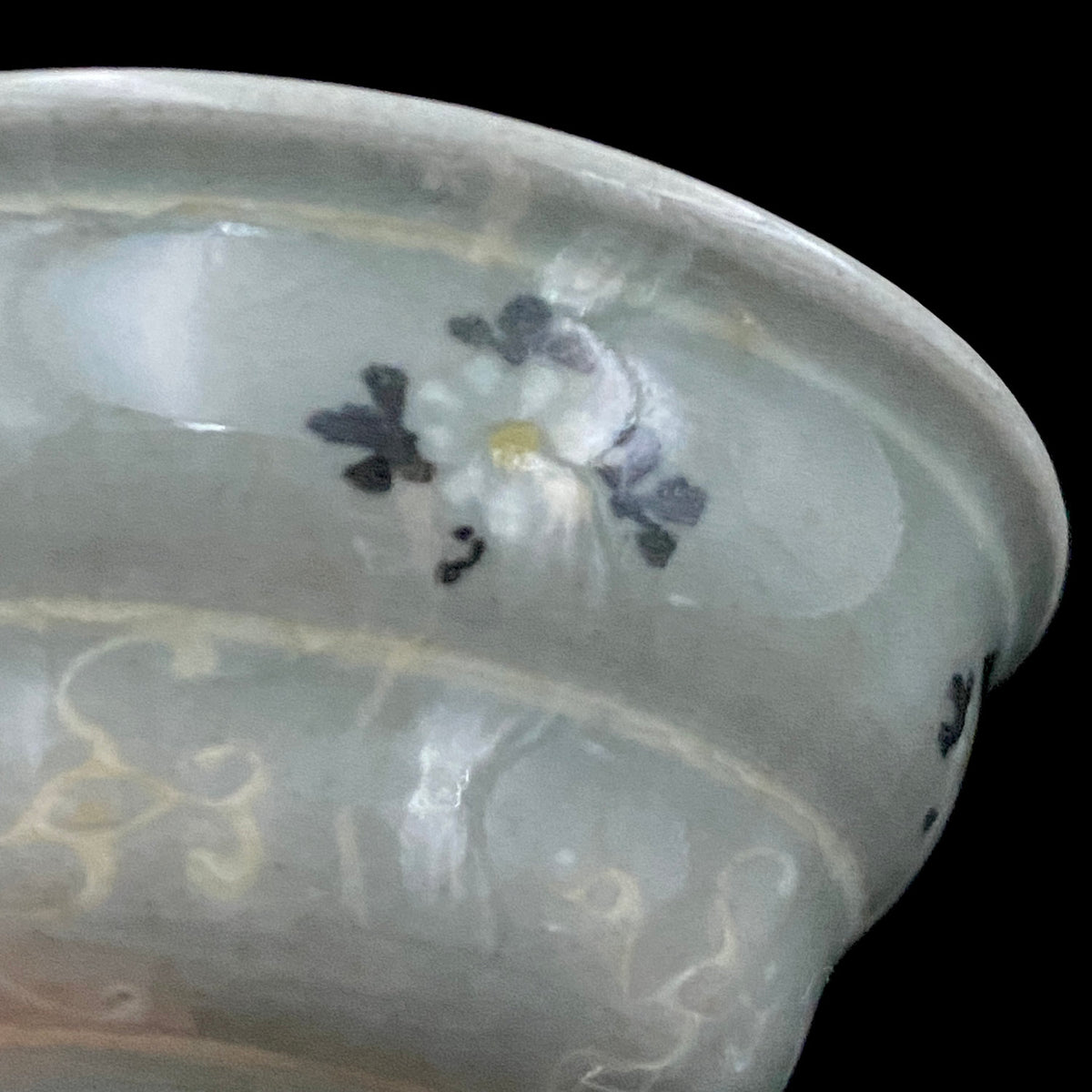 帝室技芸員 眞葛窯 初代 宮川香山 遺作 雲鶴青磁酒盃 小花文 眞葛窯印 二代 宮川香山 識箱 和のショットグラス #467