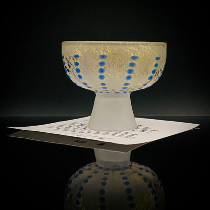 青森県芸術文化報奨受賞 津軽びいどろ 北洋硝子 大川 薫 作 金色箔 青玉文 艶消し乳白硝子 馬上盃 訳あり #485