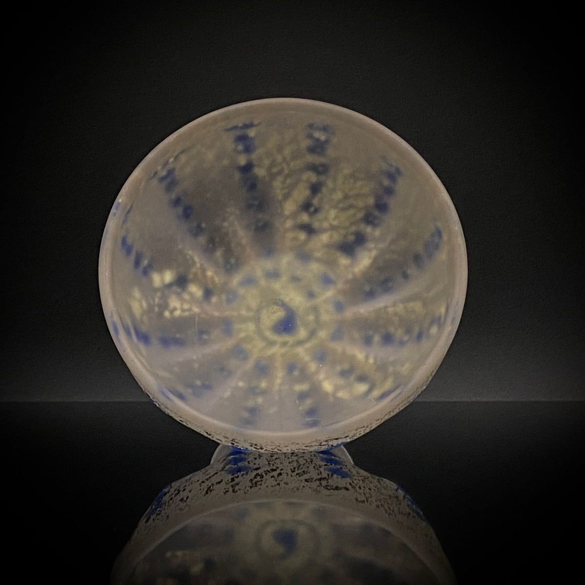 青森県芸術文化報奨受賞 津軽びいどろ 北洋硝子 大川 薫 作 金色箔 青玉文 艶消し乳白硝子 馬上盃 訳あり #485